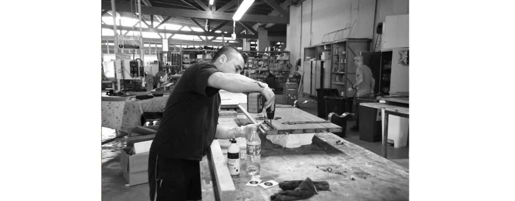 laboratorio di falegname, Un momento di lavoro in Lautari