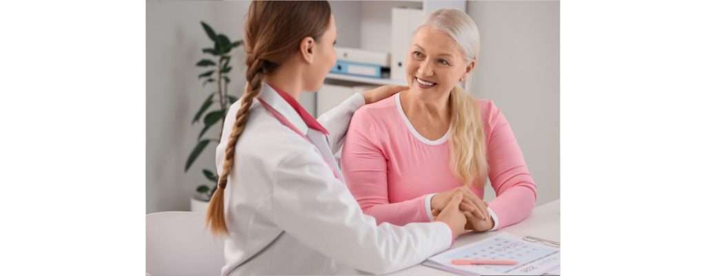 medico che consiglia la paziente in menopausa