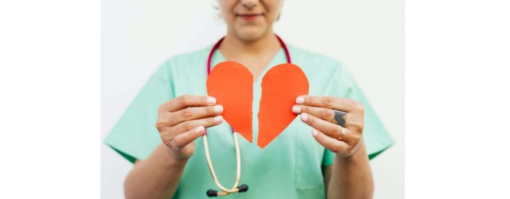 medico con cuore rotto a metà, rischio cardiovascolare possibile conseguenza della menopausa