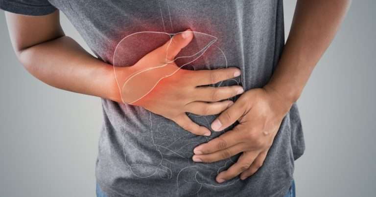 uomo con le mani sul ventre per tumore al pancreas