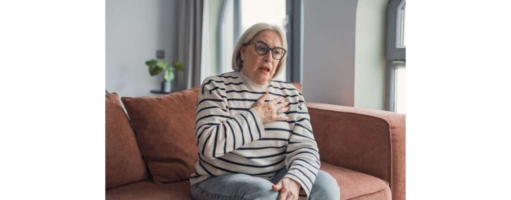 donna con difficoltà a respirare per l'asma