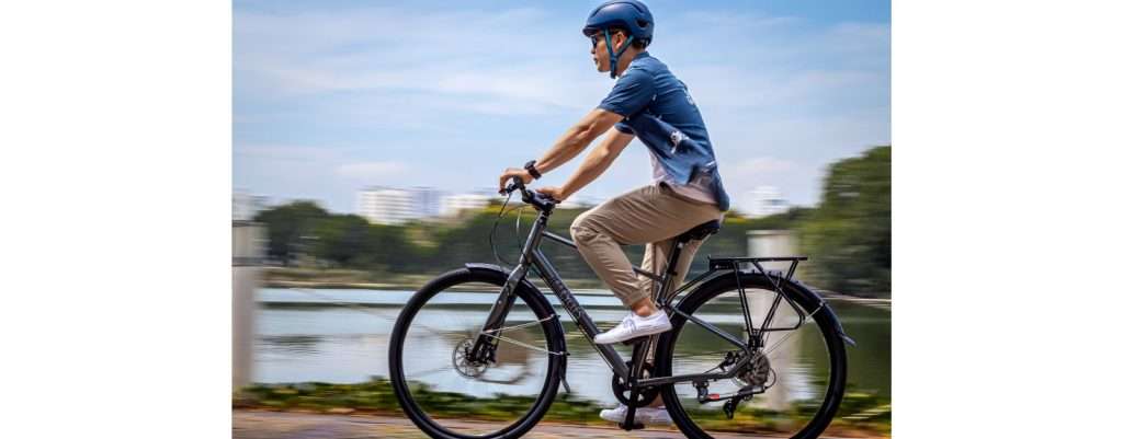 ragazzo che va in bicicletta nella natura con il casco in testa