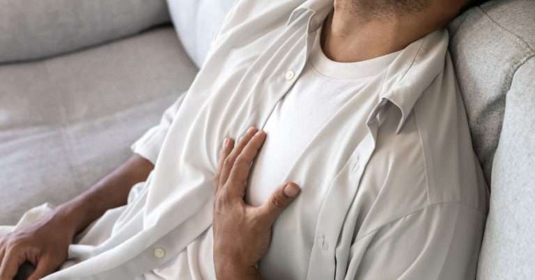 uomo con bruciore di stomaco