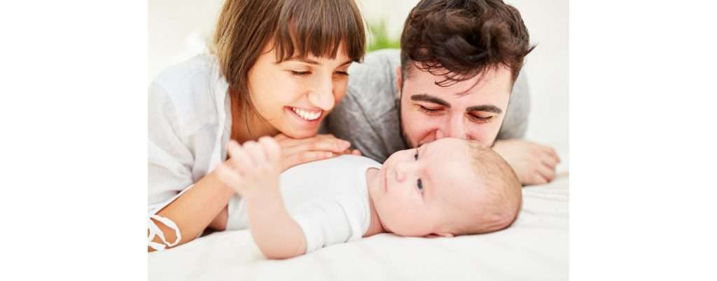 mamma e papà con il figlio piccolo