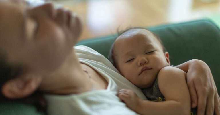 mamma stanca con bimbo in braccio