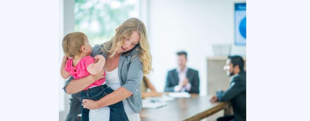 donne e carriera, donna con bambino in braccio