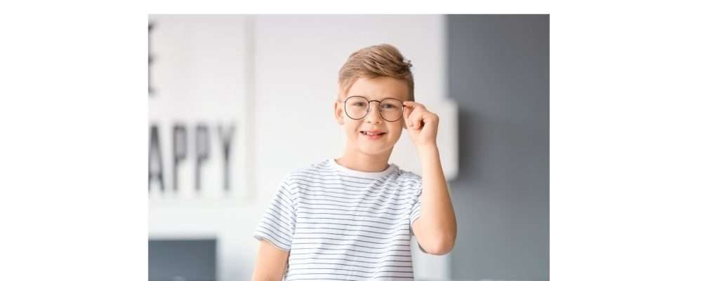 ragazzino con gli occhiali