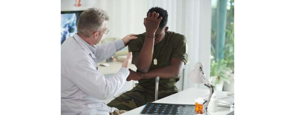 Giornata del Sollievo, alleviare la sofferenza, medico che parla con uomo che soffre