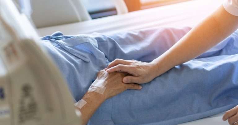Un medico che stringe la mano al malato