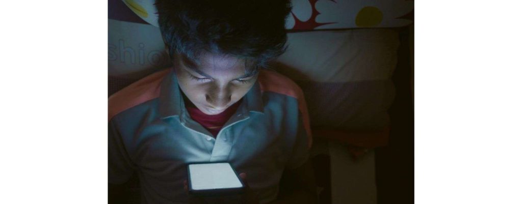 eccessivo uso di smartphone può aumentare il rischio di infarto e ictus da adulti