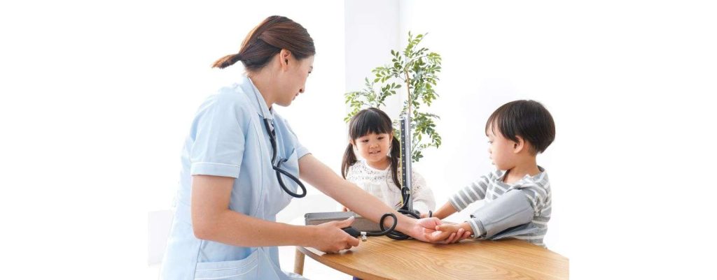 bambino che si misura la pressione arteriosa