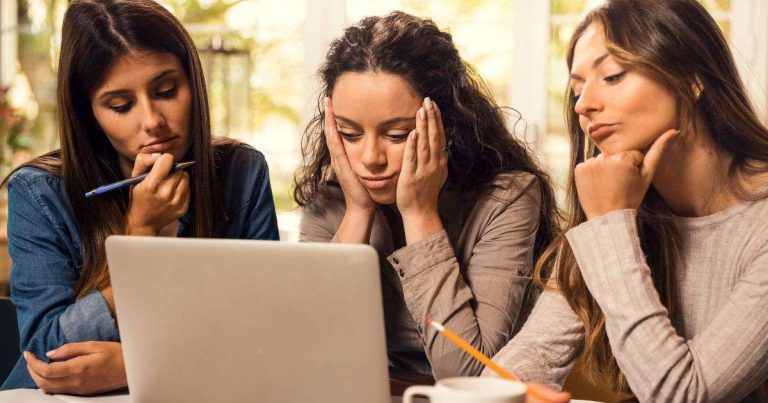 ragazze che studiano per la maturità