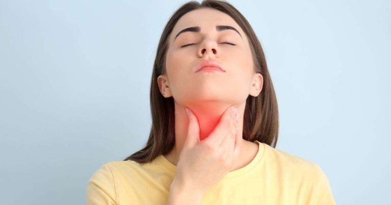 donna che si tocca il collo e tiroide evidenziata con il rosso