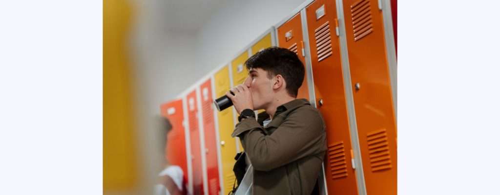 ragazzo che beve una lattina di energy drink
