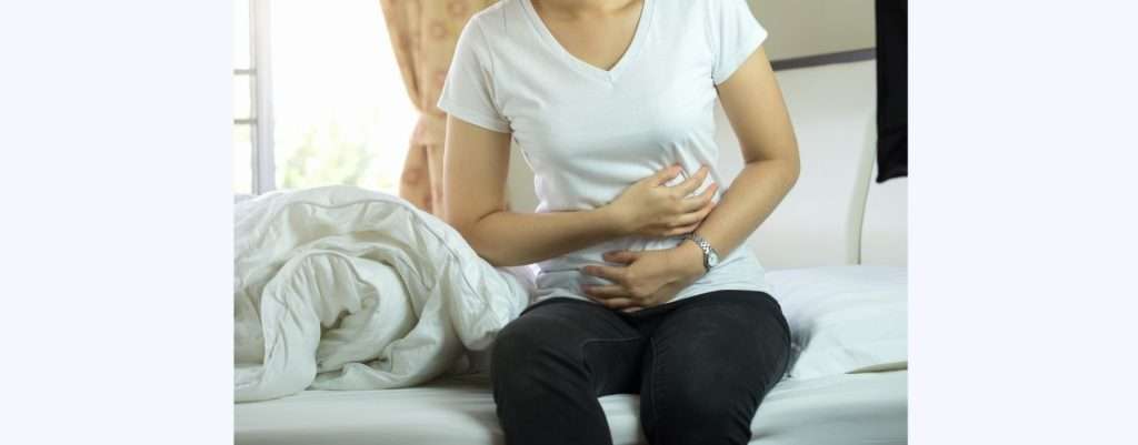 Giardiasi, tra i sintomi ci sono crampi addominali, donna che si tiene la pancia perchè gìha dolore